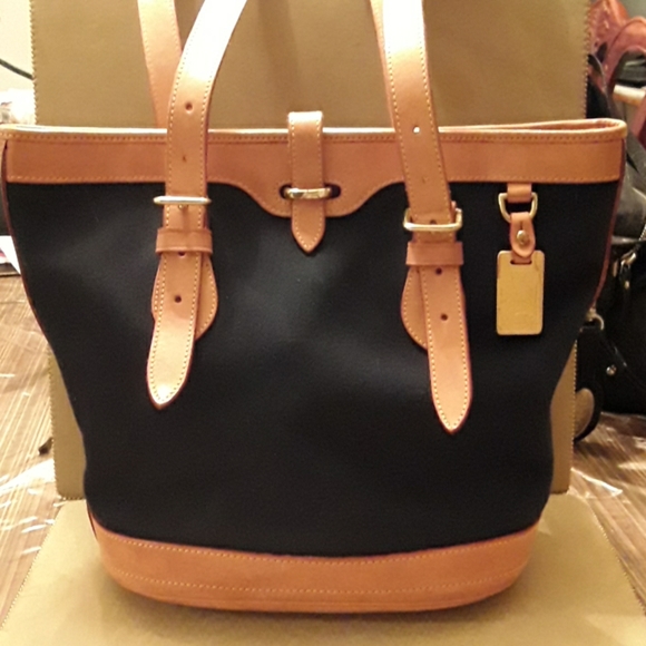 Dooney & Bourke Handbags - Dooney and Bourke bag